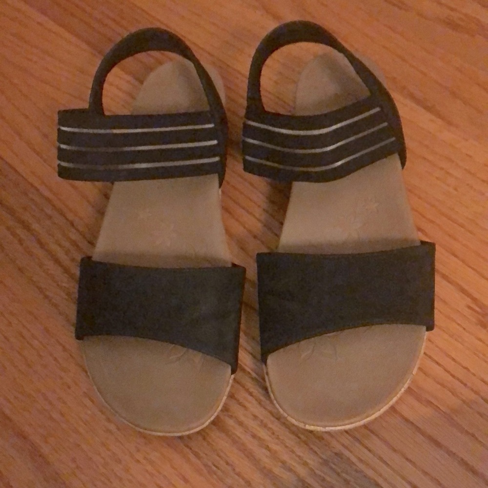 Black skecher sandals
